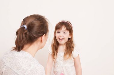 Beyaz kızı ile oynarken annesi