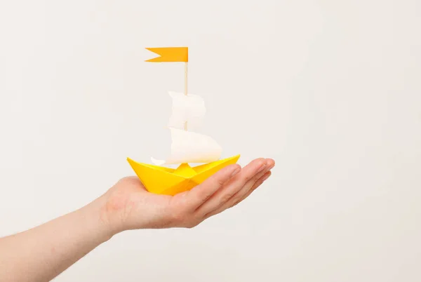 Papierboot in der Hand auf weißem Hintergrund — Stockfoto