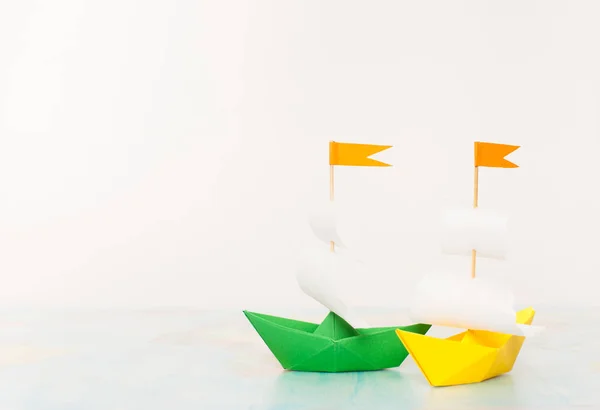 Zweifarbiges Papierboot. Platz für Text. — Stockfoto