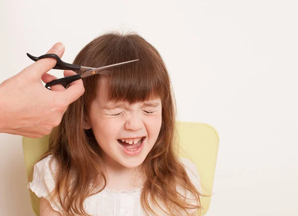 Moeder dochter haar thuis snijdt — Stockfoto