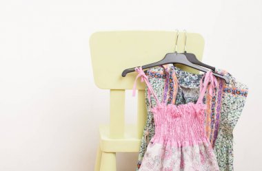 Beyaz arka plan üzerinde elbise yığını