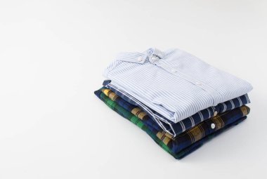 Beyaz arka plan üzerinde elbise yığını