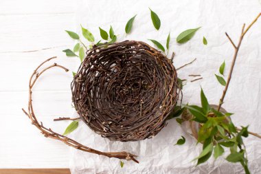 Beyaz bir tablo üzerinde doğal malzemeden yapılmış el sanatları