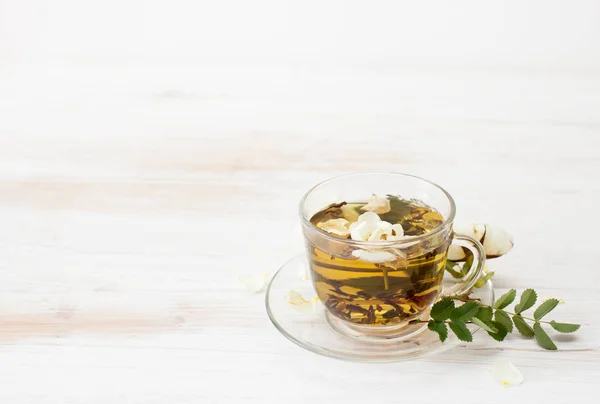 Чай с садовыми розами в прозрачной чашке — стоковое фото