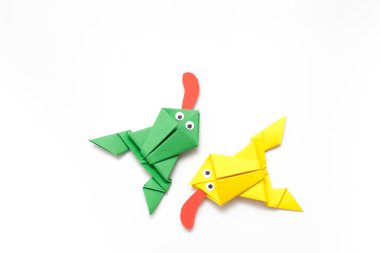 Origami tekniği renkli kağıttan katlanmış kurbağalar