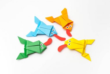 Origami tekniği renkli kağıttan katlanmış kurbağalar
