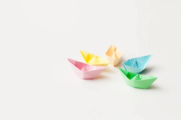 Papierboote aus Farbpapier auf Weiß — Stockfoto