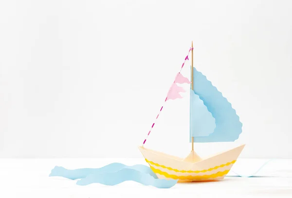 Papierboot aus farbigem Papier auf weiß — Stockfoto