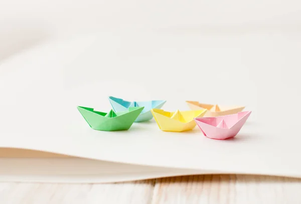 Papierboote aus Farbpapier auf Weiß — Stockfoto