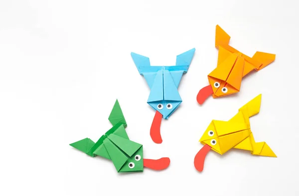 Žáby, které jsou složeny z barevného papíru origami technika — Stock fotografie