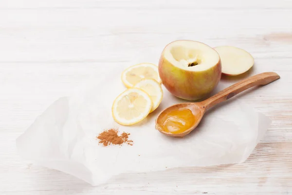 Kaneel, appel, citroen en honing op de witte tafel — Stockfoto