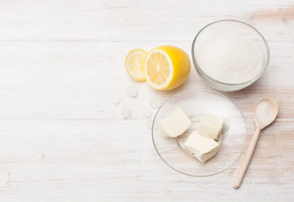Scheiben Butter, Zitrone und Zucker auf einem weißen Tisch — Stockfoto