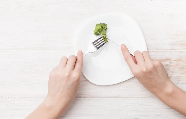 Broccoli op een witte plaat op tafel — Stockfoto