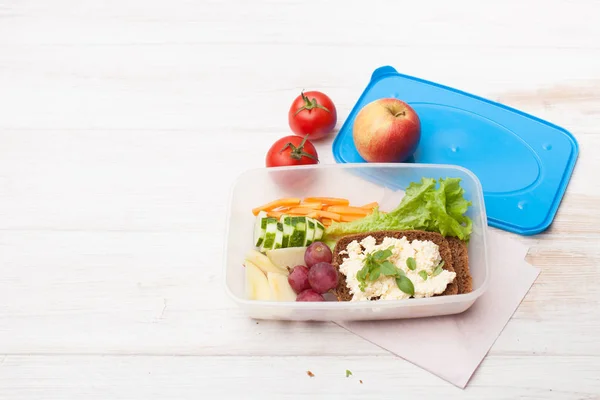 Snížit zeleniny, sendvič v kontejneru otevřeného potravin — Stock fotografie