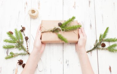 Eller beyaz masaya hediye paketi