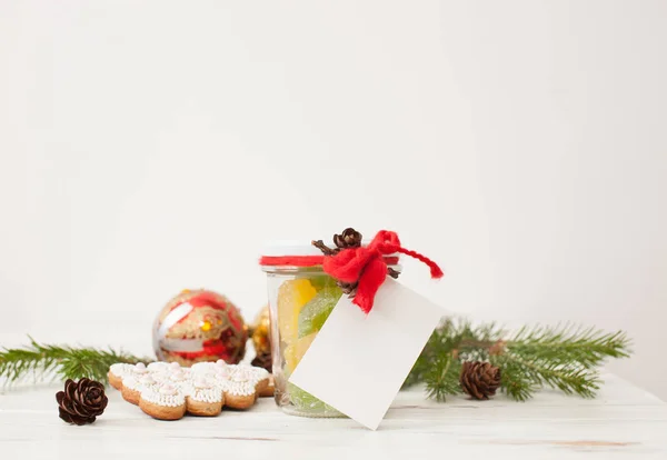 Bożonarodzeniowe słodycze pakowane w słoiku na prezent. Miejsce dla tekstu. — Zdjęcie stockowe