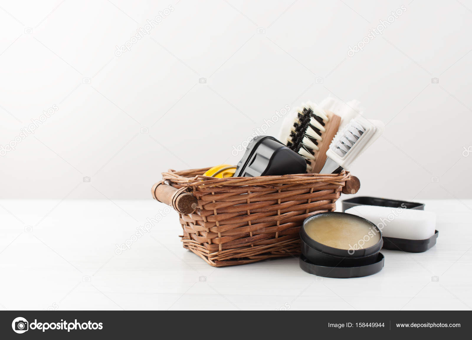 Cepillos y zapato polaco en una cesta blanco: fotografía de stock © ekramar #158449944 | Depositphotos