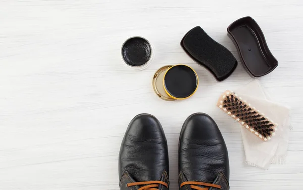 검은 신발과 브러쉬 케어 크림 — 스톡 사진