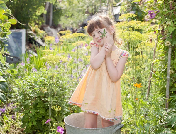 Menina no jardim na casa de campo de verão no verão — Fotografia de Stock