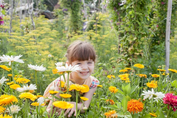 Menina no jardim na casa de campo de verão no verão — Fotografia de Stock