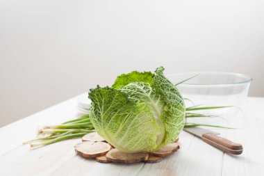 Beyaz üzerine çatal Savoy lahana ve yeşil soğan