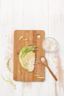 Beyaz bir masada kıyılmış lahana Tuzlama