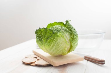 Çatal Savoy lahana beyaz bir tablo