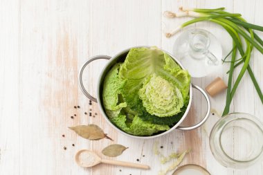 Lahana pan, taze soğan, sirke ve baharatlar