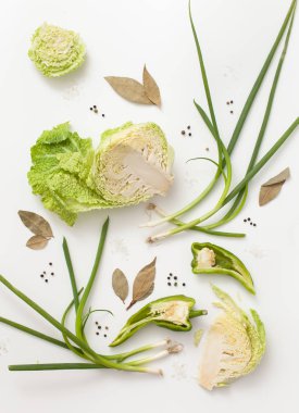 Kıyılmış lahana, yeşil soğan ve baharat beyaz