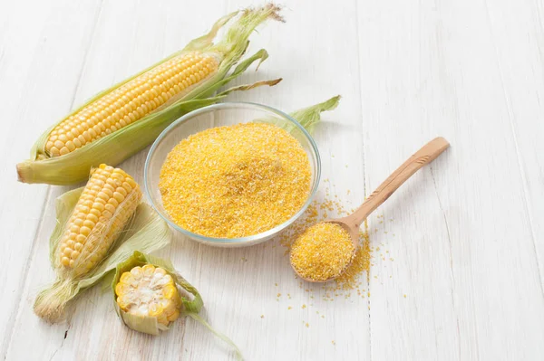 Ziarna kukurydzy i pokrojoną kukurydzy cob na białym — Zdjęcie stockowe