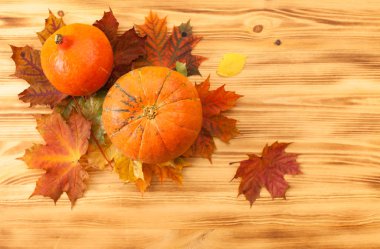 Kabak, ahşap bir masaya sonbahar yaprakları