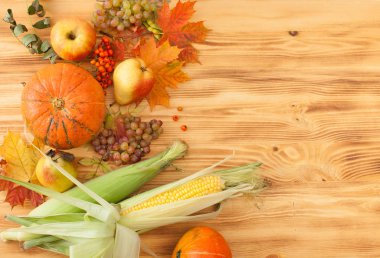 Sonbahar gıdalar, hasat ahşap bir masa üzerinde. Arka plan.