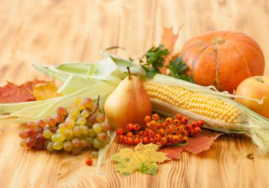 Sonbahar gıdalar, hasat ahşap bir masa üzerinde. Arka plan.