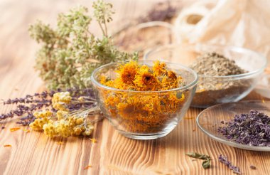Calendula evde tarifleri ahşap masa üzerinde çiçekler