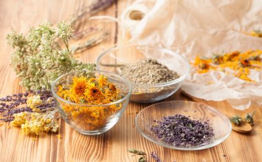 Calendula evde tarifleri ahşap masa üzerinde çiçekler