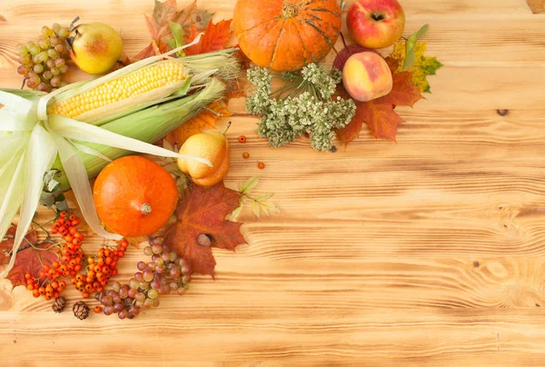 Comida de otoño, cosecha en una mesa de madera. Contexto . — Foto de Stock