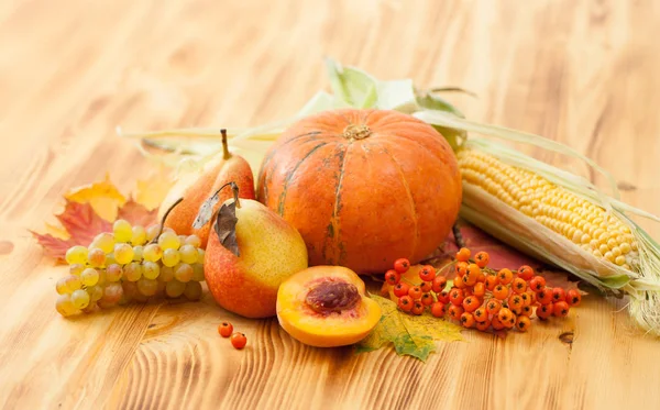 Sonbahar gıdalar, hasat ahşap bir masa üzerinde. Arka plan.