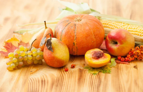Sonbahar gıdalar, hasat ahşap bir masa üzerinde. Arka plan.