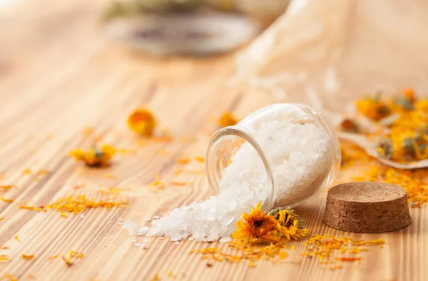 Caléndula flores en casa recetas en la mesa de madera — Foto de Stock