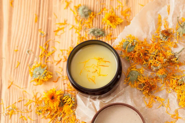 Caléndula flores en casa recetas en la mesa de madera — Foto de Stock