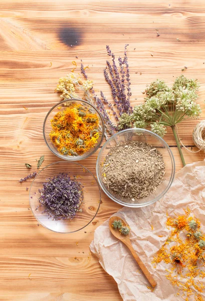 Caléndula flores en casa recetas en la mesa de madera —  Fotos de Stock