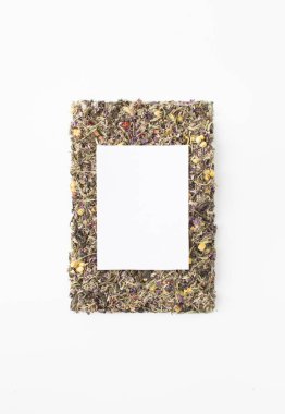 Beyaz ve beyaz kağıt yaprak ücretleri şifalı otlar