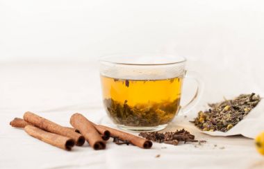 Tarçın ve karanfil otlar ile bitkisel çay