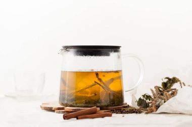 Çam tomurcukları tarçın ve Ahududu yaprakları ile bitkisel çay