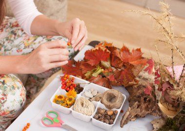 Kadın eli yapmak çok yüksek dağ kül uzuvlar boncuk