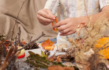 Adam çok yüksek üvez meyveleri boncuk yapar