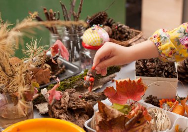 Doğal malzemelerden bir bebek ile oynayan kız