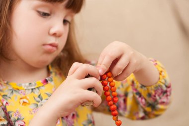 Çocuk ashberry boncuk Rowan uzuvlar yapar