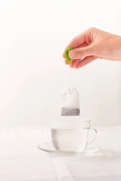 Bitkisel çay poşeti fincan sıcak su ile üzerinde — Stok fotoğraf
