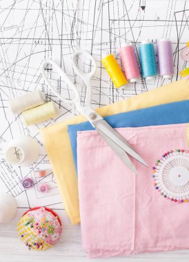 Renkli dikiş ipliği, beyaz üzerine dikiş makinesi için malzemeleri